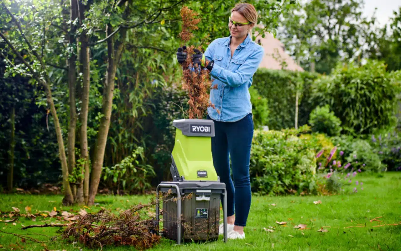 Broyeur de végétaux électrique pour un jardin propre et écologique