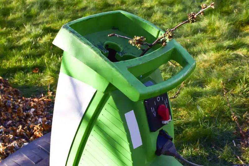 Broyeur de végétaux électrique pour un jardin propre et écologique